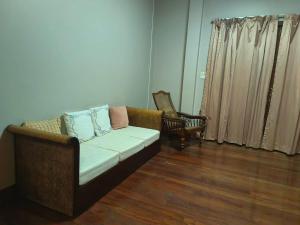 una sala de estar con un sofá y dos sillas en Baan Tanwa - MRT Ratchadapisek Exit 1 or 2, en Bangkok 94 fotos más