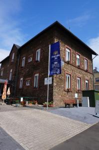 un edificio con una señal azul delante de él en Altes Schulhaus en Zeltingen-Rachtig