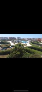 Blick auf einen Fluss mit Gebäuden im Hintergrund in der Unterkunft Chalet in Dawwār Abū Duray‘ah ‘Abd al Karīm