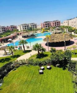 eine Luftaufnahme eines Resorts mit Swimmingpool in der Unterkunft Chalet in Dawwār Abū Duray‘ah ‘Abd al Karīm