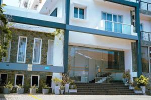 a building with stairs in front of it at AEONSKY RESIDENCE Luxury One Bedroom Apartment in Negombo