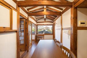 ein Esszimmer mit Tisch und Stühlen in der Unterkunft Full moon hanok - Premium stay , Open sale in Seoul