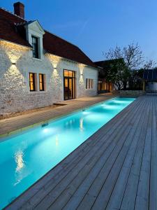 Bazén v ubytování Au Détour des Châteaux nebo v jeho okolí