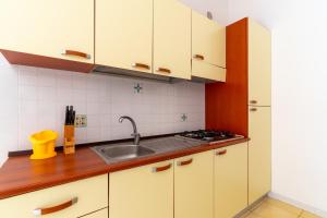 Η κουζίνα ή μικρή κουζίνα στο Residence La Perla - Ametista +13 φωτογραφίες
