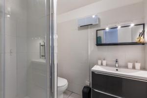 ein Badezimmer mit Toilette, Waschbecken und Dusche in der Unterkunft Le Bol d'Err - Vue Montagne in  + 8 Fotos