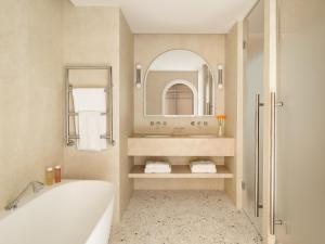Vannas istaba naktsmītnē Monte-Carlo Bay Hotel & Resort