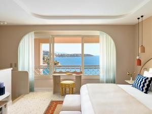 Gulta vai gultas numurā naktsmītnē Monte-Carlo Bay Hotel & Resort