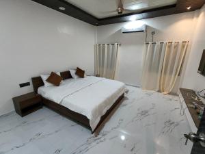 a bedroom with a bed and a marble floor at Radiant villa in Panchgani