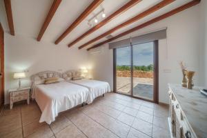Ένα ή περισσότερα κρεβάτια σε δωμάτιο στο Villa Son Bosc +36 φωτογραφίες