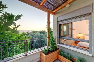 ein Balkon mit Blick auf ein Schlafzimmer in der Unterkunft Bednesher Vacation Apartment for Families in Ma'ale Gamla + 26 Fotos