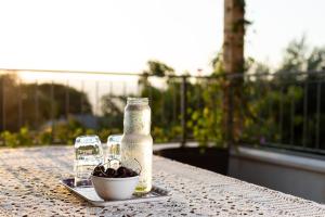 eine Flasche Wasser und eine Schale Obst auf dem Tisch in der Unterkunft Bednesher Vacation Apartment for Families in Ma'ale Gamla