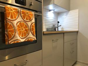 Una cocina con un horno con rodajas de naranja. en Inżynierska - Madera rooms, en Wroclaw