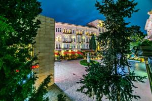 Taman di luar Bristol Baku Old City