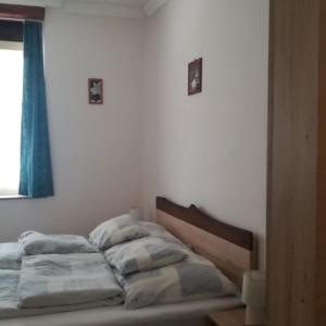dwa łóżka w sypialni obok okna w obiekcie Bogi vendégház w Mezőkövesd