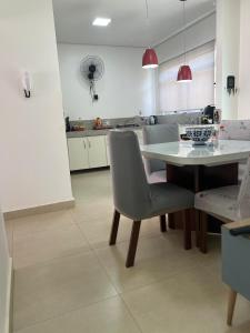 una cucina con un tavolo e sedie in una stanza di SuaCasaLongeDeCasa LagoadaPrata a Lagoa da Prata