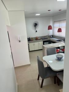 una cucina con tavolo e sedie in una cucina di SuaCasaLongeDeCasa LagoadaPrata a Lagoa da Prata Altre 12 foto