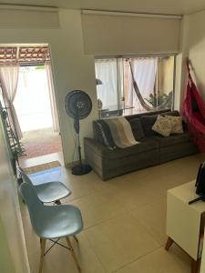 un soggiorno con un divano e una sedia di SuaCasaLongeDeCasa LagoadaPrata a Lagoa da Prata