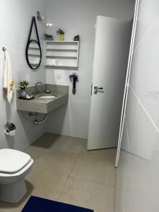 un bagno bianco con un water e un lavandino di SuaCasaLongeDeCasa LagoadaPrata a Lagoa da Prata