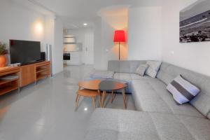 Μια τηλεόραση ή/και κέντρο ψυχαγωγίας στο Beachfront apartment in Playa de Las Canteras