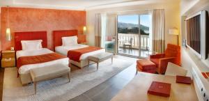 Gulta vai gultas numurā naktsmītnē Monte-Carlo Bay Hotel & Resort