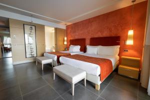 Gulta vai gultas numurā naktsmītnē Monte-Carlo Bay Hotel & Resort