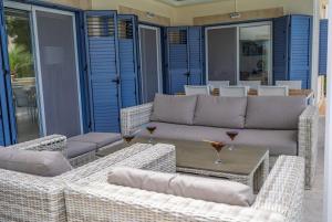 Ein Sitzbereich in der Unterkunft Villa Selenia with private pool & jacuzzi in Latsi Paphos