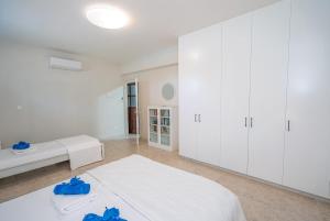 Ein Bett oder Betten in einem Zimmer der Unterkunft Villa Selenia with private pool & jacuzzi in Latsi Paphos