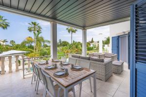 Ein Balkon oder eine Terrasse in der Unterkunft Villa Selenia with private pool & jacuzzi in Latsi Paphos