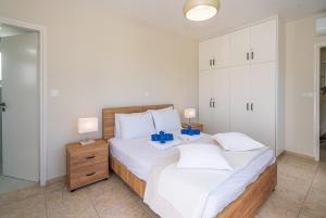 Ein Bett oder Betten in einem Zimmer der Unterkunft Villa Selenia with private pool & jacuzzi in Latsi Paphos