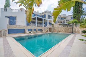 Der Swimmingpool an oder in der Nähe von Villa Selenia with private pool & jacuzzi in Latsi Paphos