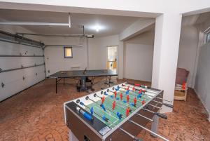 Eine Spielezimmer in der Unterkunft Villa Selenia with private pool & jacuzzi in Latsi Paphos