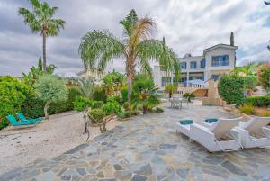Ein Garten an der Unterkunft Villa Selenia with private pool & jacuzzi in Latsi Paphos