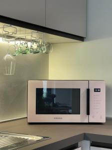 een combimagnetron bovenop een aanrecht bij Glass & Charme - Central Suite in Turijn