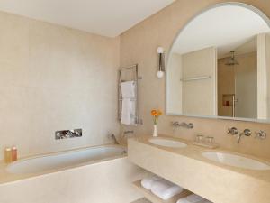 Vannas istaba naktsmītnē Monte-Carlo Bay Hotel & Resort
