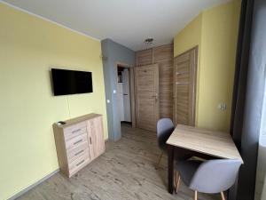 Telewizja i/lub zestaw kina domowego w obiekcie APARTAMENT JAN-53 Krynica Morska