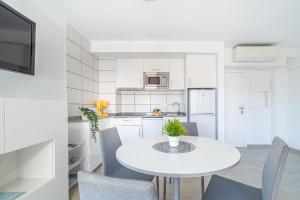 Kuchyňa alebo kuchynka v ubytovaní Apart-rent Apartment Av Rhode 3º 2008 + 20 fotografií