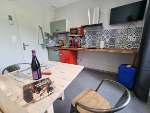 Η κουζίνα ή μικρή κουζίνα στο La Maison Lourégo CAPUCINE