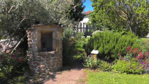 Κήπος έξω από το La Maison Lourégo CAPUCINE