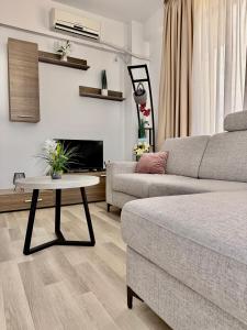 Et sittehjørne på Aqua Vista NUBA - Vedere Top la Mare si Lac - Apartament 2 Camere Summerland - Mamaia