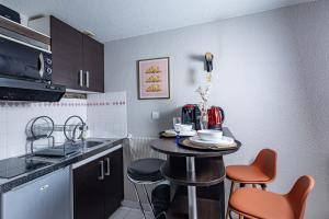 Η κουζίνα ή μικρή κουζίνα στο Cosy Home - Loft in City Center Toulouse - Charmant Duplex au coeur de Toulouse