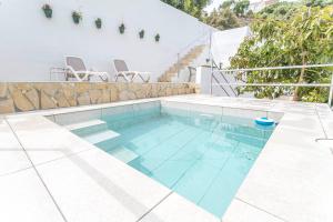 basen w domu w obiekcie Cortijo Mandala Nerja w mieście Nerja