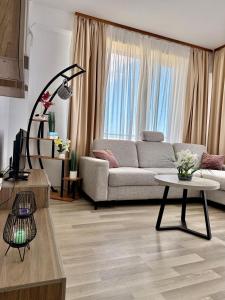 Et sittehjørne på Aqua Vista NUBA - Vedere Top la Mare si Lac - Apartament 2 Camere Summerland - Mamaia