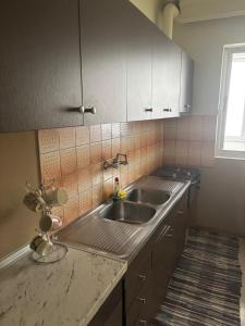 Kuchyň nebo kuchyňský kout v ubytování Studio in Ptolemaida