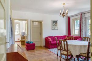 a living room with a pink couch and a table at Villa Stanga in Sedico