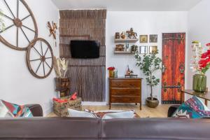 a living room with a couch and a flat screen tv at La tanière du Cowboy in Orléans