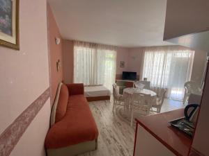 TV a/nebo společenská místnost v ubytování Art Guest House Orchidea