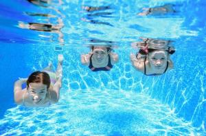 a group of people swimming in a swimming pool at Camping 4 étoiles - Parc aquatique - eeia0i in Le Bois-Plage-en-Ré