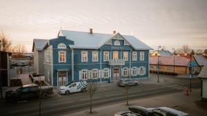 a blue building on a street with cars parked in front at Freinholdi Maja külaliskorter 1 - with sauna in Võru