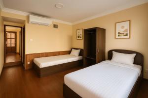 Postel nebo postele na pokoji v ubytování Boudha Mandala Hotel