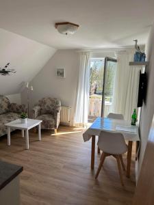a living room with a table and a couch at Ferienwohnung "Lütt Welt" in Welt